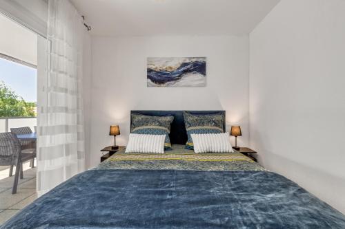 une chambre avec un grand lit avec deux oreillers dans l'établissement Pur horizon, à Annecy