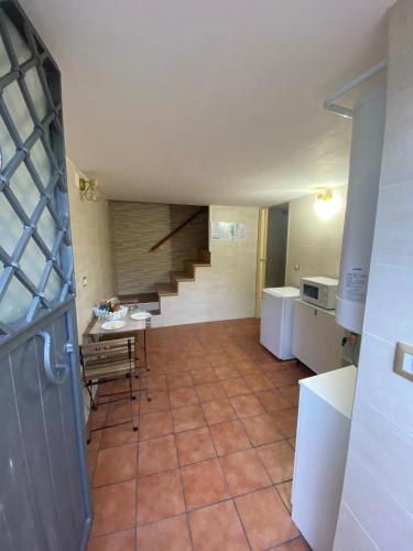 a hallway with a staircase and a kitchen in a house at La piccola dimora in Sieti