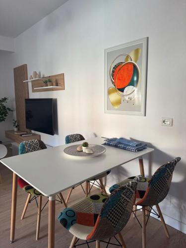 Μια τηλεόραση ή/και κέντρο ψυχαγωγίας στο E2 Seaside Stay