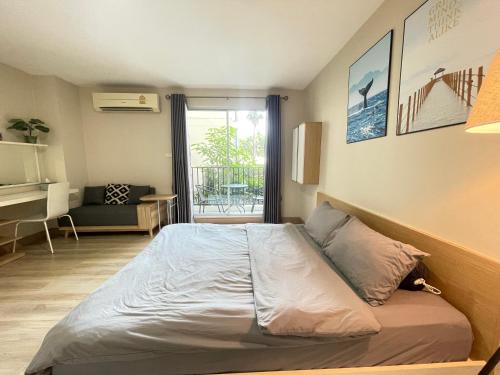 a bedroom with a large bed in a room at Studio16 at Changwattana in Ban Bang Phang