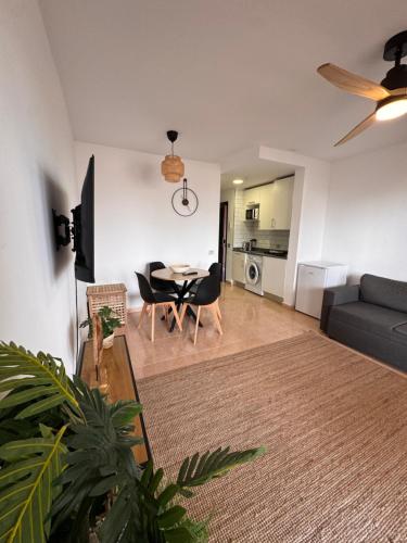 una sala de estar con una mesa y un sofá en Oasis Jaylota, en Corralejo