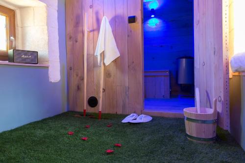 a room with a room with shoes on the floor at Logis de Cupidon in Châteauneuf-du-Rhône