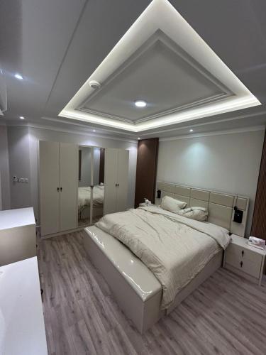a large white bedroom with a large bed in it at شقة مفروشة فاخرة حي الواحة in Jeddah