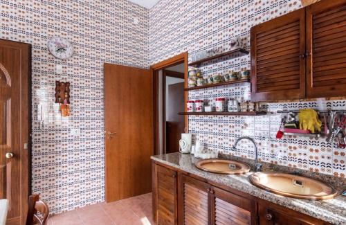 フォンターネ・ビアンケにあるVilla fontane biancheのタイル張りの壁、洗面台2台付きのバスルーム