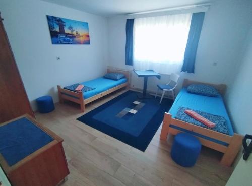 En eller flere senge i et værelse på Prenoćište KUĆERAK