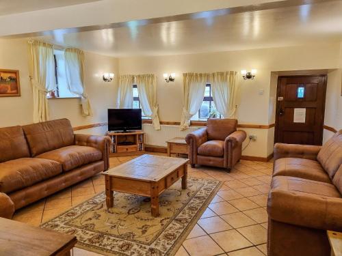 a living room with couches and a coffee table at The Barn - B6206A in Onecote