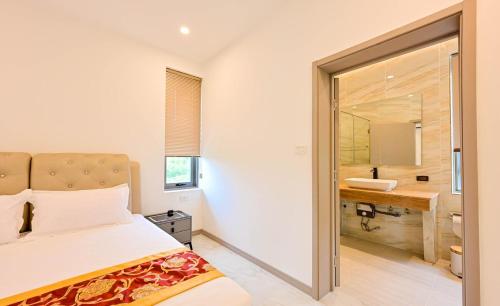 a bedroom with a bed and a bathroom with a sink at Ocean skyline villa Bophut in Amphoe Koh Samui