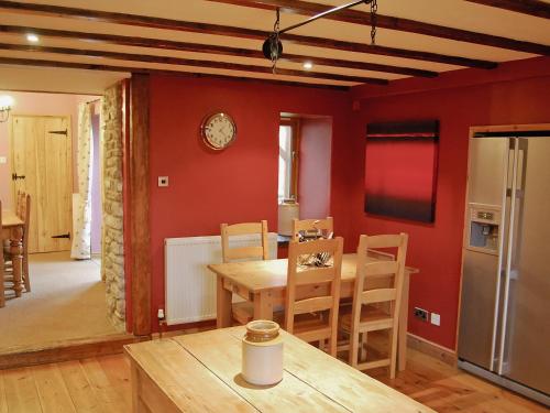 eine Küche und ein Esszimmer mit Tisch und Stühlen in der Unterkunft Featherstone Cottage in Pickering