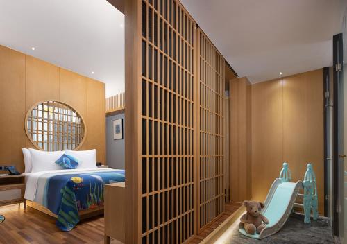 Ein Bett oder Betten in einem Zimmer der Unterkunft Zhangjiajie Tianmen Mountain Century Platinum Hotel