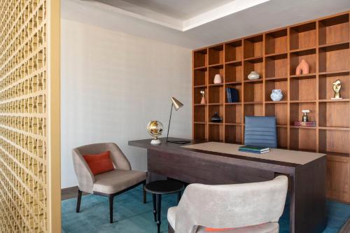 Zona de estar de Abesq Doha Hotel and Residences, an IHG Hotel