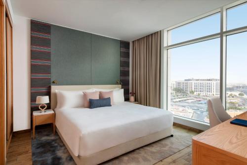 Cama o camas de una habitación en Abesq Doha Hotel and Residences, an IHG Hotel