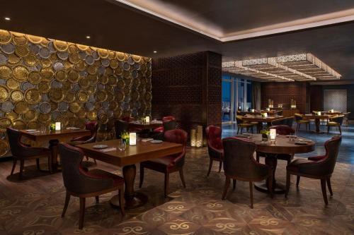 Zona de estar de Abesq Doha Hotel and Residences, an IHG Hotel