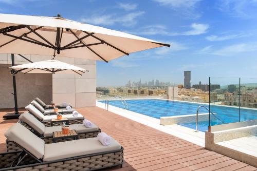 Piscina en o cerca de Abesq Doha Hotel and Residences, an IHG Hotel