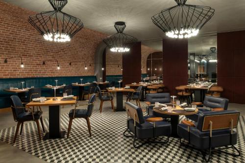 Un restaurante o sitio para comer en Abesq Doha Hotel and Residences, an IHG Hotel