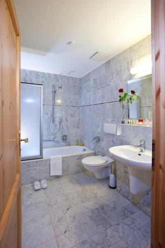 Un baño de Hotel Altes Stadthaus