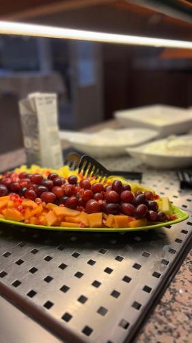 un plato de frutas y hortalizas en una mesa en Kräuterhotel & Restaurant Heidejäger, en Mulmshorn