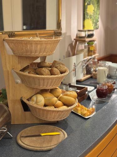 Un mostrador con cestas de comida sobre la encimera. en Kräuterhotel & Restaurant Heidejäger, en Mulmshorn