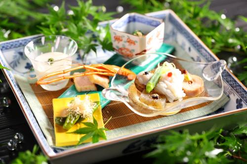 a tray of food with vegetables on a table at Oku Yugawara Tsubaki in Yugawara
