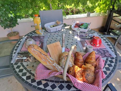 een tafel met een heleboel verschillende soorten brood bij La Tropézienne in Castéra-Verduzan