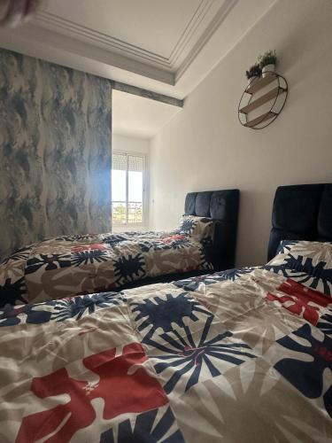 Luxueux appartement neuf,sécurisée, piscine, Wi-FI, Pool et parkingにあるベッド