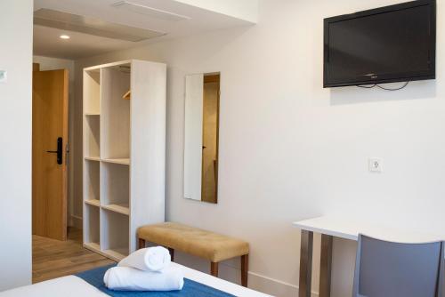 Televízia a/alebo spoločenská miestnosť v ubytovaní Hotel Náutico Santander