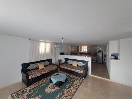 En eller flere senge i et værelse på Dar Rayen