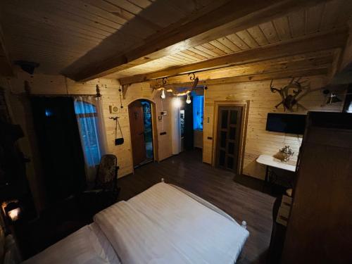 a bedroom with a bed and a sink in a room at Alashkert Guesthouse ,Ալաշկերտ Հյուրատուն in Gyumri