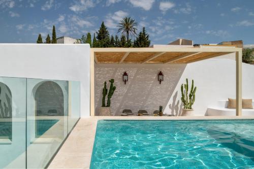 a swimming pool in a villa with a house at Villa con piscina privada salada, solárium y 3 dormitorios in Alcalá de Guadaira