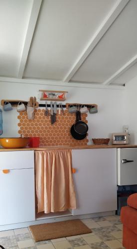 Kuchyň nebo kuchyňský kout v ubytování TRABI- Bungalows am Naturteich
