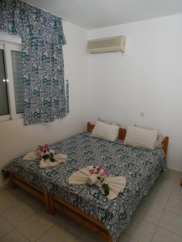 ハラキにあるCastle View Apartmentsのベッドとタオル2枚のある寝室