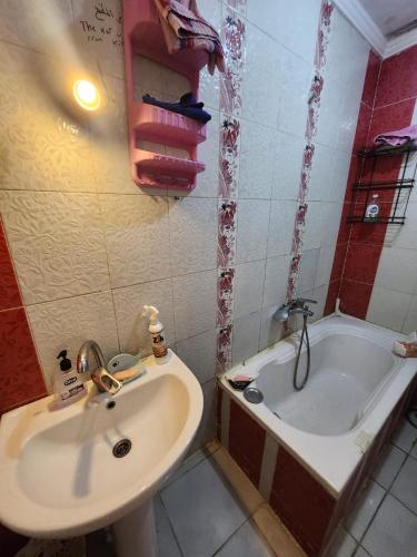 a bathroom with a sink and a bath tub at زهرة اللوتس in Alexandria