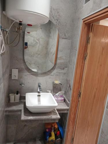 塔马里斯Cosy Studio Sea View in Casablanca的浴室里有洗手池和镜子