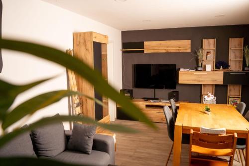 a living room with a table and a dining room at Moderne 3 Zimmer Wohnung Panorama mit großem Balkon für 4Personen inklusive Wifi und Parkplatz in Gunzenhausen