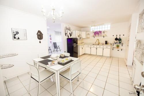 Η κουζίνα ή μικρή κουζίνα στο Anime Escape with Private Jacuzzi & Themed Rooms