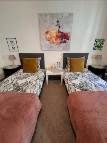 un soggiorno con due letti e un tavolo di Room in SPA " TABARKA " a Spa