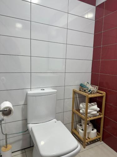 Luxueux appartement neuf,sécurisée, piscine, Wi-FI, Pool et parkingにあるバスルーム