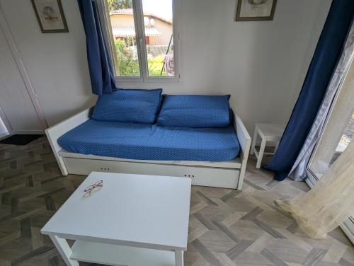 a small room with a bed and a table at Détente et calme proche bassin in Mios