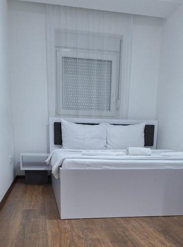 Ein Bett oder Betten in einem Zimmer der Unterkunft S-Apartmani Cocetova
