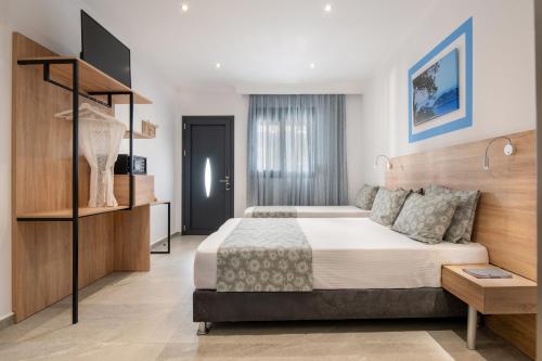 a bedroom with a large bed in a room at Maistrali Elia in Sarti