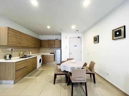 Η κουζίνα ή μικρή κουζίνα στο Sterling Homes at i-City - WiFi TV Box 1 Carpark