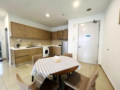 Η κουζίνα ή μικρή κουζίνα στο Sterling Homes at i-City - WiFi TV Box 1 Carpark