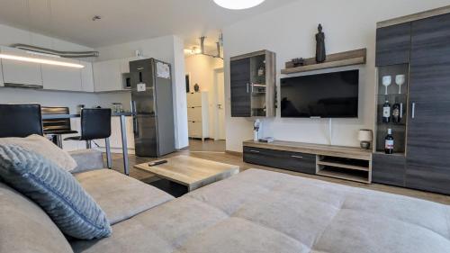 TV a/nebo společenská místnost v ubytování E2 Luxury OldTown Apt - 2x Parking, Foodstore, PCscreen, Netflix, Unlimited Music, Crib, BabyChair, FastWifi, Aircon