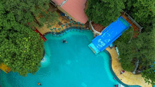 an overhead view of a water park with a pool at Aayush Resort in Kālundri
