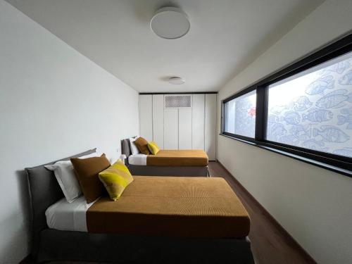 two beds in a small room with a window at Villa al Cio, Bonassola in Bonassola