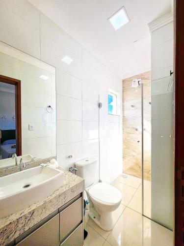 a bathroom with a toilet and a sink and a shower at 403-AP próx Unipam e Parq Expo-AR-Elevador-Garagem in Patos de Minas