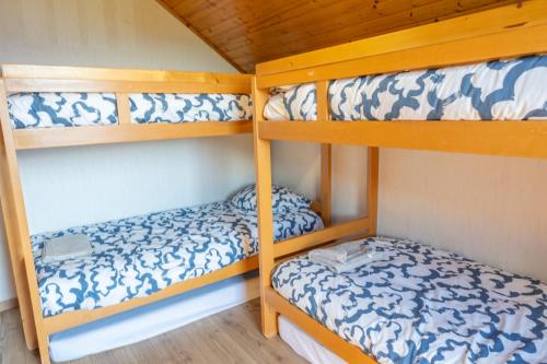 two bunk beds in a small room with at Chalet Les écrins Guillestre Vars Risoul Queyras in Guillestre