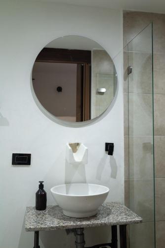 a bathroom with a sink and a mirror at Hotel Boutique Albania in Otanche