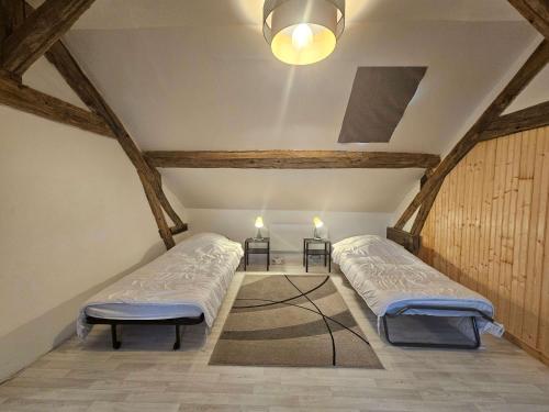Cette chambre mansardée comprend 2 lits. dans l'établissement Cœur de Sologne, à Loreux