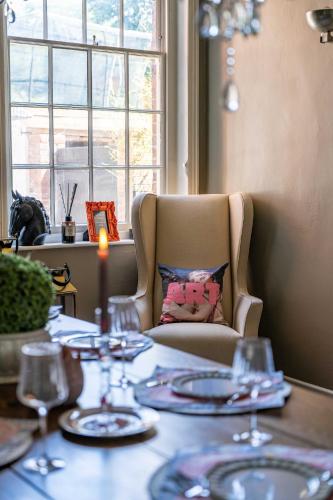 Ruang duduk di Prospect House - Luxury Georgian Stay with Hot Tub