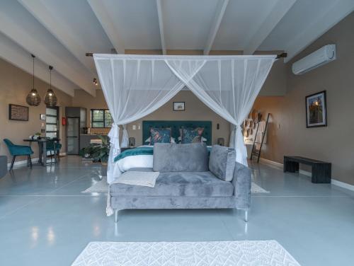 a living room with a couch and a canopy at Marepe Mountain View in Kampersrus AH